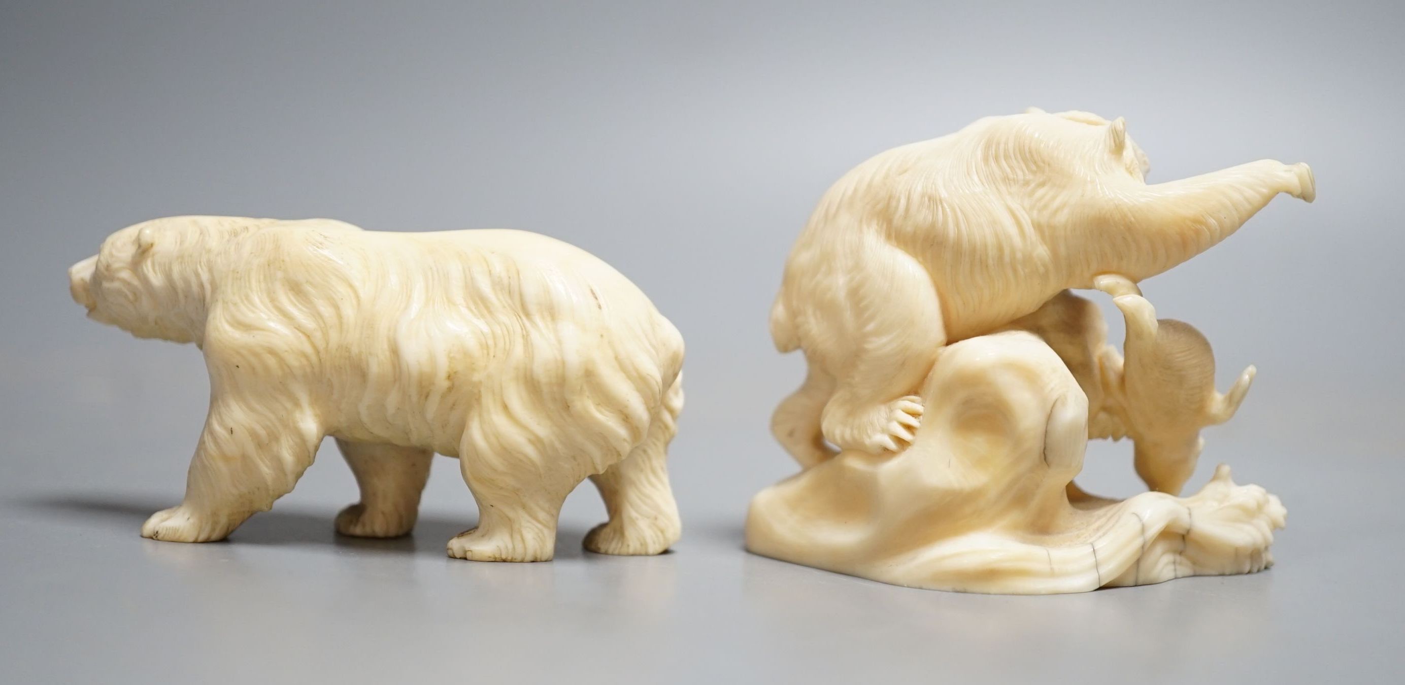 Two Japanese ivory models of bears, Meiji period 8cm